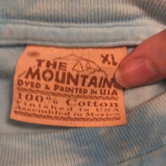 π΄2003 The Mountain Dolphin Tee-695 $30 or $25 w/offer - Picture 4 of 4